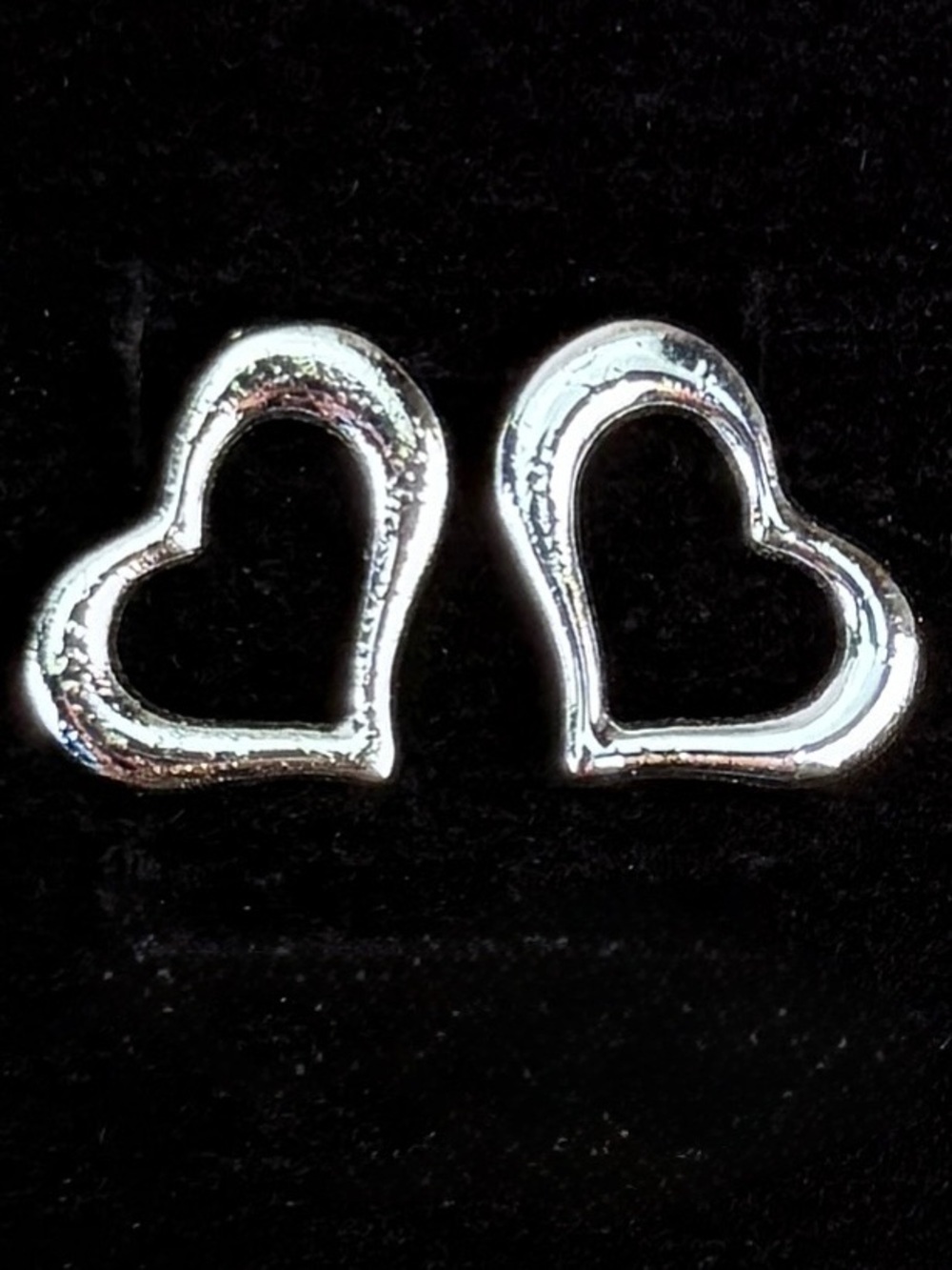 Vintage Silvertone cut out heart shaped minimalist pierced earrings